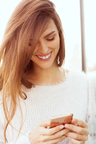 Hermosa mujer con teléfono móvil — Foto de Stock