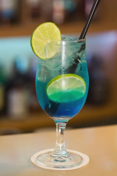 Cocktails drycker står på baren counter — Stockfoto