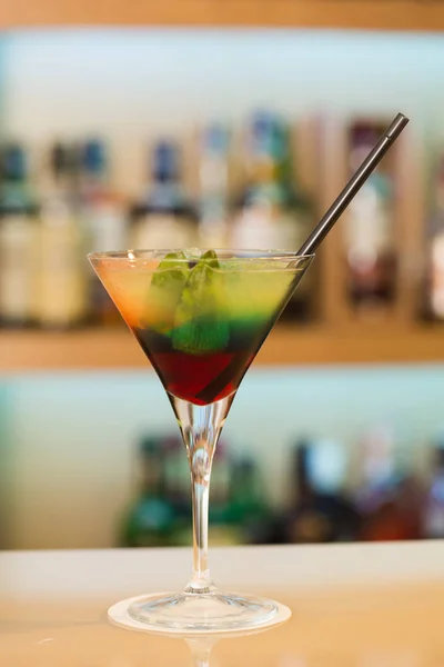 Cocktails drycker står på baren counter — Stockfoto