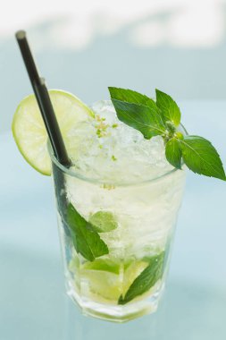 Kokteyller içecekler barda duran sayaç