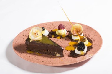 bir tabak taze meyveleri lezzetli çikolatalı kek