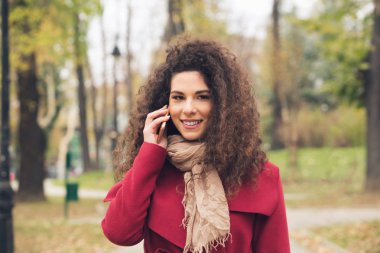 Dikey kırmızı ceketli güzel kadın kış