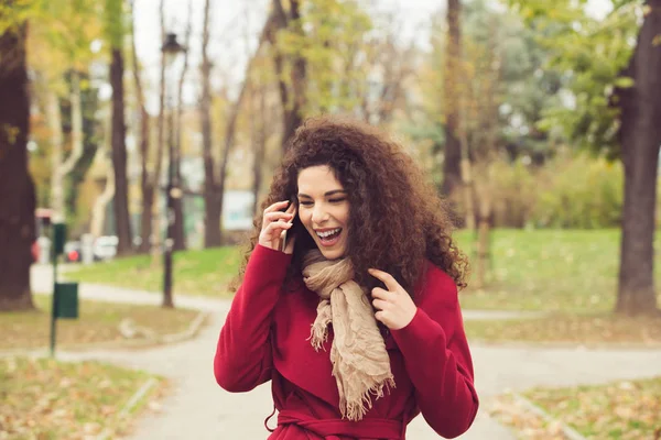 Portret van mooie vrouw in rode jasje, winter — Stockfoto