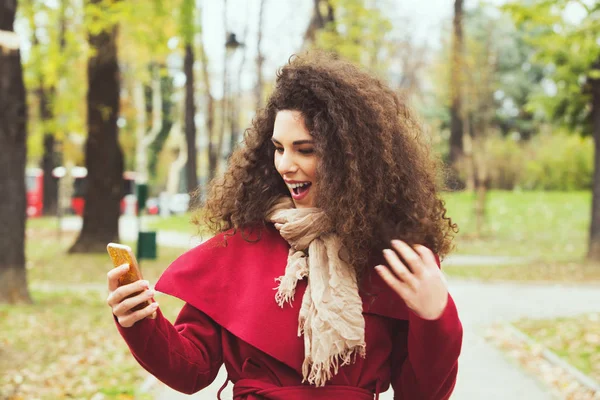 Portret van mooie vrouw in rode jasje, winter — Stockfoto