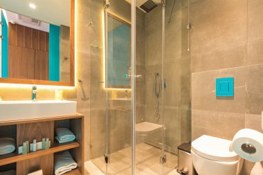 Bir otel odasının içinde.