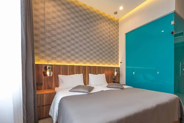 Wnętrze luxury podwójne łóżko sypialnia hotel rano — Zdjęcie stockowe