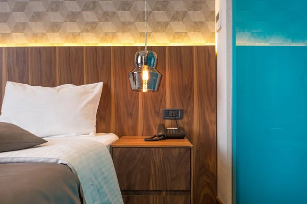 Interiören i en lyxig dubbelsäng hotel sovrum på morgonen — Stockfoto