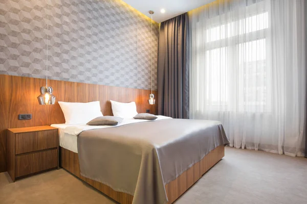 Interior de un lujoso dormitorio de hotel cama doble por la mañana —  Fotos de Stock