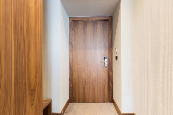 Hotelzimmereinrichtung mit Kleiderschrank, Eingangstür — Stockfoto