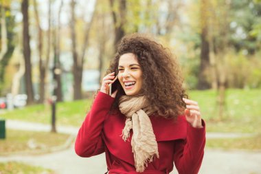 Dikey kırmızı ceketli güzel kadın kış