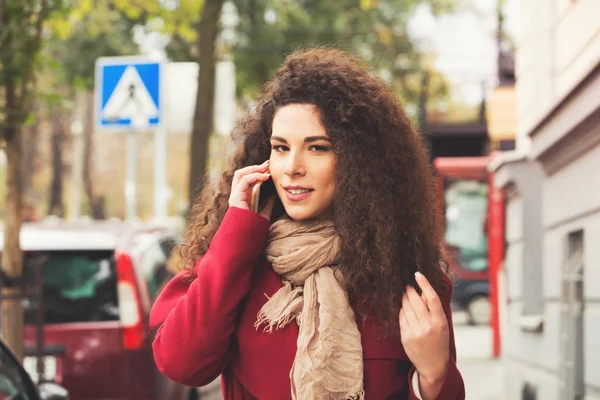 Hermosa mujer en chaqueta roja, con teléfono móvil —  Fotos de Stock