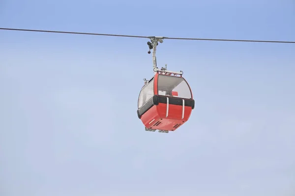 青空スキー リゾートの赤いゴンドラ車を持ち上げ — ストック写真