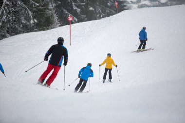Kayakçı kış orman dağlarında, arka plan