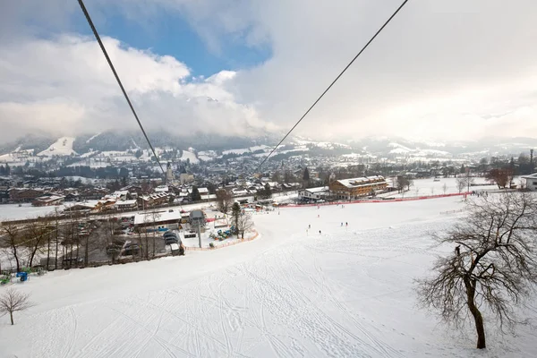 Mountain ski resort kabelbaan, skilift, in de winter — Stockfoto