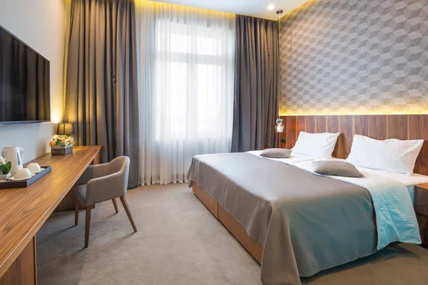 Hotelschlafzimmer Interieur am Morgen — Stockfoto