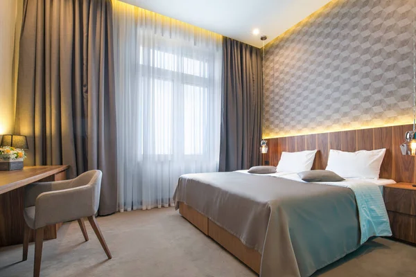 Інтер'єр сучасної спальні готелю — стокове фото