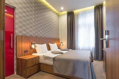 Sabah otel odasının içinde.