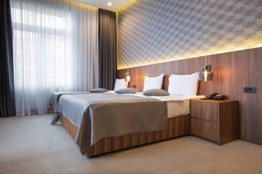 Sabah otel odasının içinde.