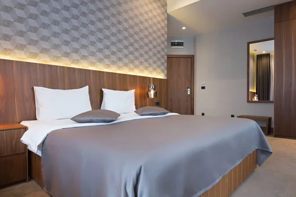 현대식 호텔 침실의 내부 모습 — 스톡 사진