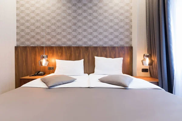 Интерьер современной спальни отеля — стоковое фото