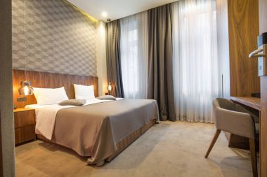 Sabah otel odasının içinde.