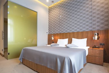 Sabah otel odasının içinde.