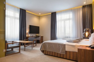 Sabah otel odasının içinde.