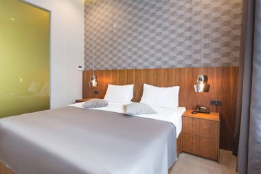 Modern bir otel odası.