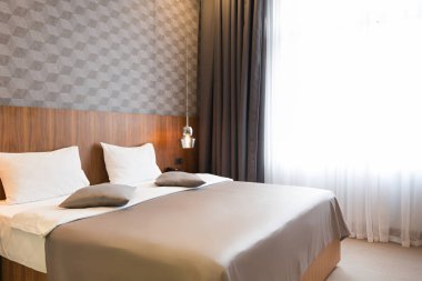 Modern bir otel odası.