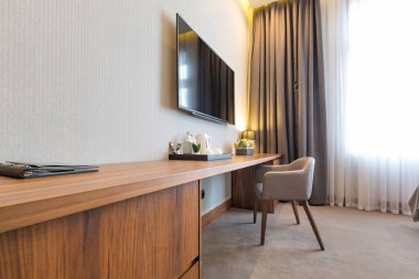 Bir otel dairesinin içinde.