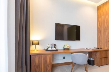 Bir otel dairesinin içinde.