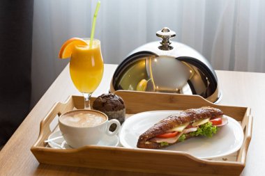 Bir otel odasında hizmet tepside Servis Kahvaltı