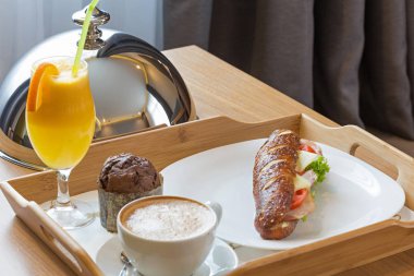 Bir otel odasında hizmet tepside Servis Kahvaltı