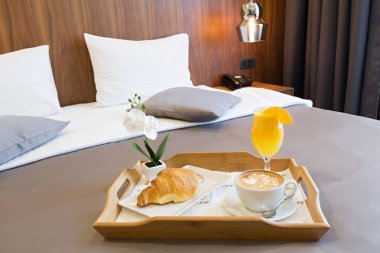Yatakta, otel yatak odası iç Kahvaltı