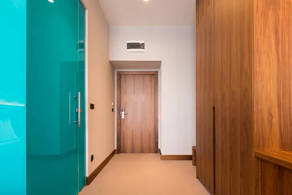 Couloir avec placard dans la chambre d'hôtel — Photo