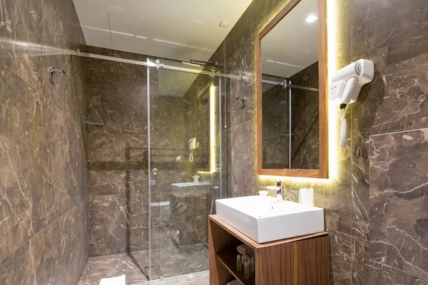 旅馆浴室的内部 — 图库照片