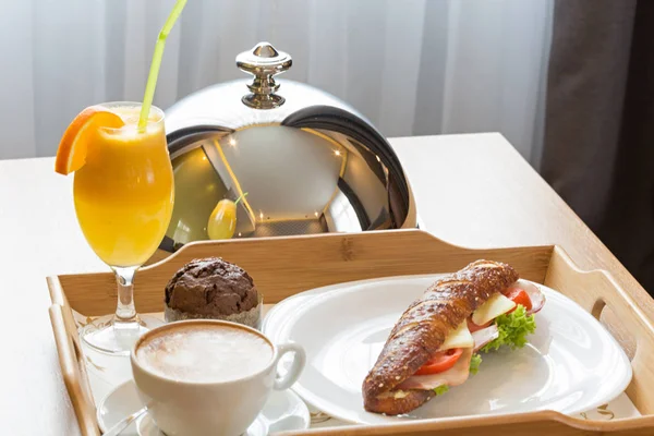 Desayuno en una bandeja de servir en una habitación de hotel — Foto de Stock