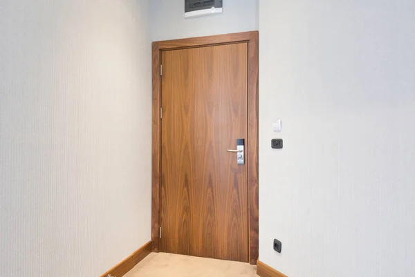 Camera in legno porta d'ingresso — Foto Stock