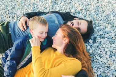 Plajda çocuk ile sonbaharda Çift