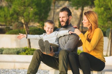 Plajda çocuk ile sonbaharda Çift