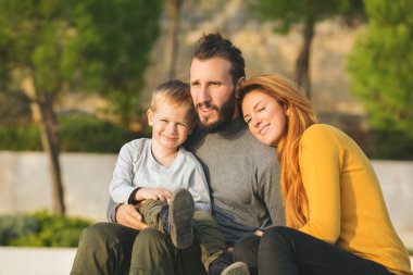 Plajda çocuk ile sonbaharda Çift