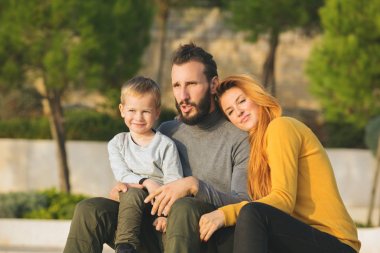 Plajda çocuk ile sonbaharda Çift