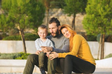 Plajda çocuk ile sonbaharda Çift