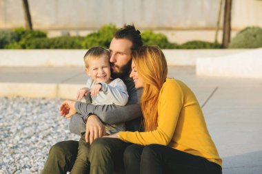 Plajda çocuk ile sonbaharda Çift