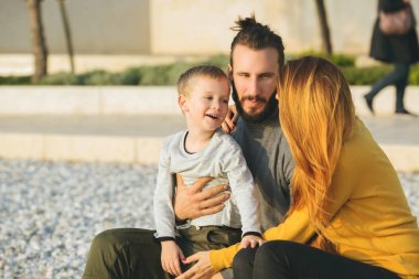 Plajda çocuk ile sonbaharda Çift