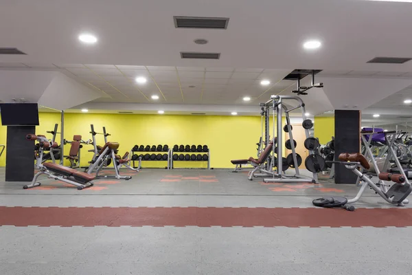 Intérieur d'une salle de gym avec équipement — Photo