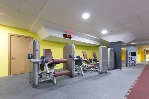 Interior de un gimnasio con equipo — Foto de Stock