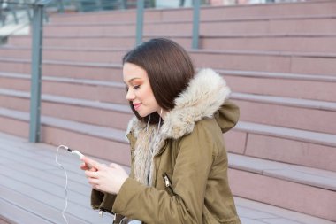 Genç kadın cep telefonu ile meşgul