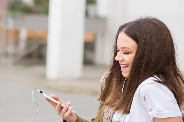 Genç kadın cep telefonu ile meşgul — Stok fotoğraf