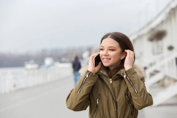 Genç kadın cep telefonu ile meşgul — Stok fotoğraf